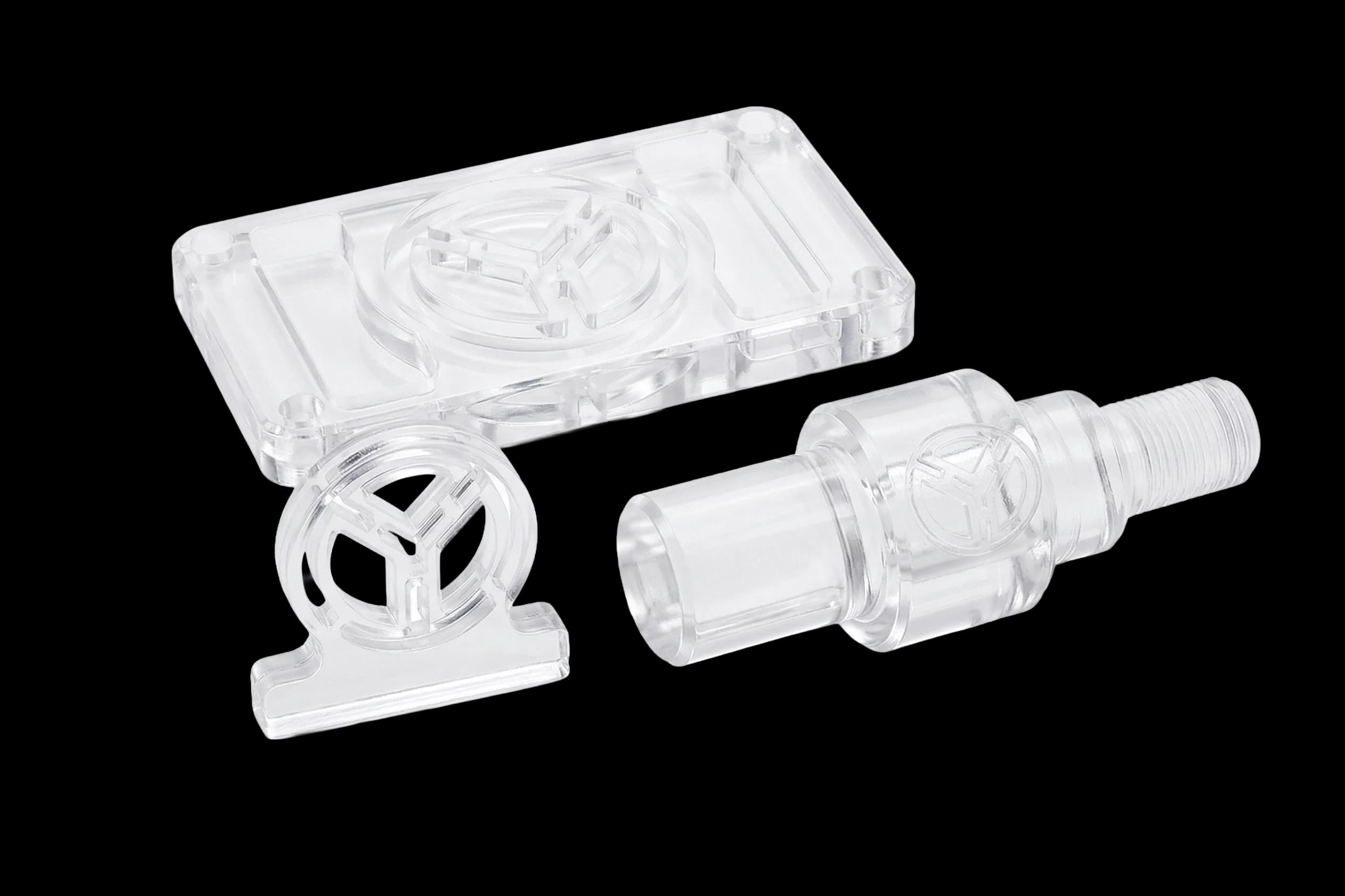 Componentes de acrílico transparente y paneles cortados con precisión