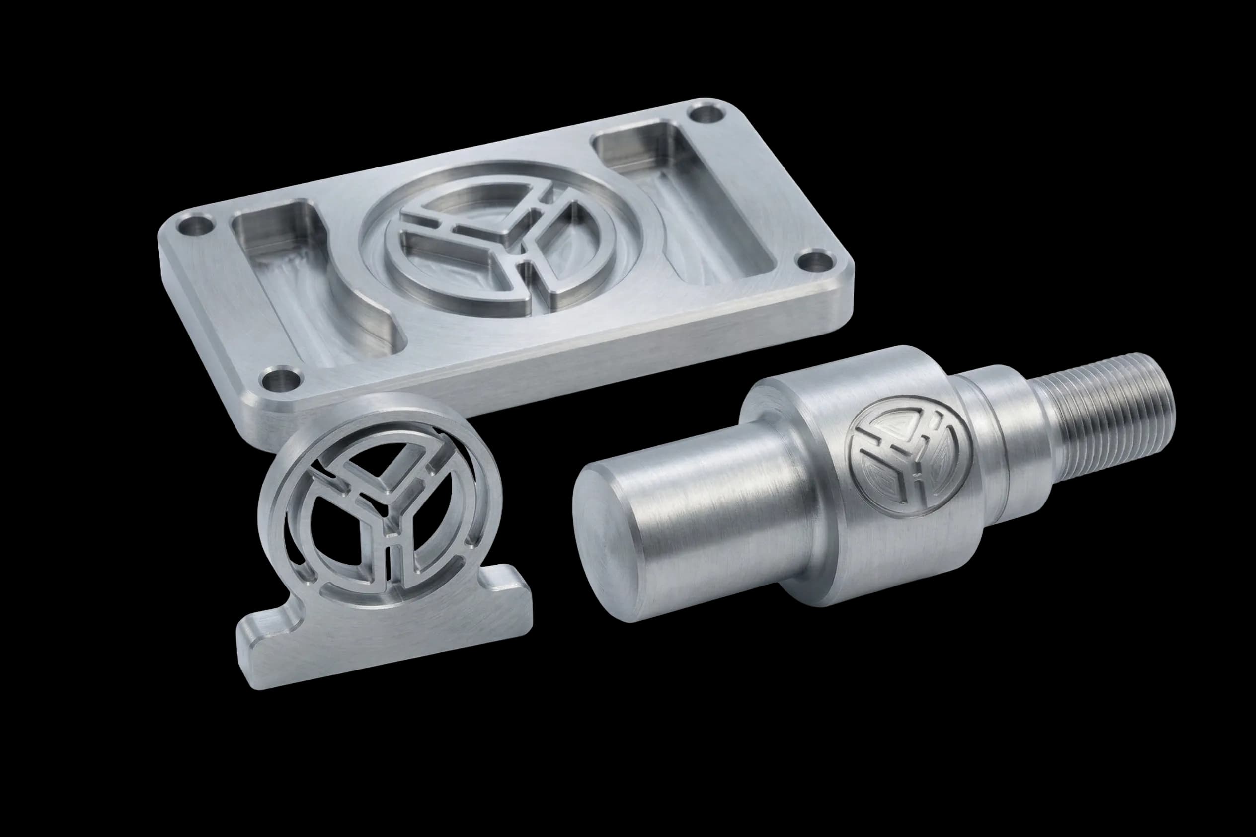 Material acero 4140 en bruto y componentes maquinados para manufactura industrial