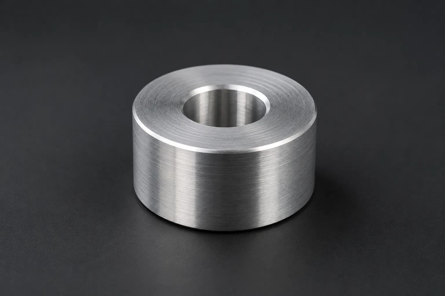 Espaciador cilíndrico de aluminio 6061 maquinado por torneado CNC con agujero central pasante
