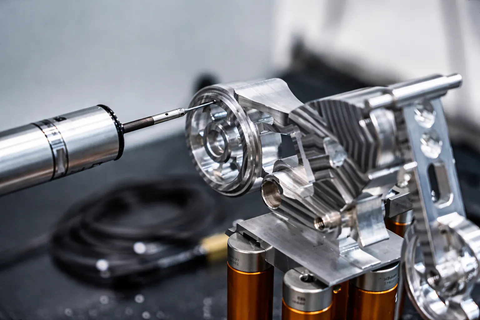 Proceso de maquinado CNC mostrando herramienta de corte dando forma a una pieza metálica