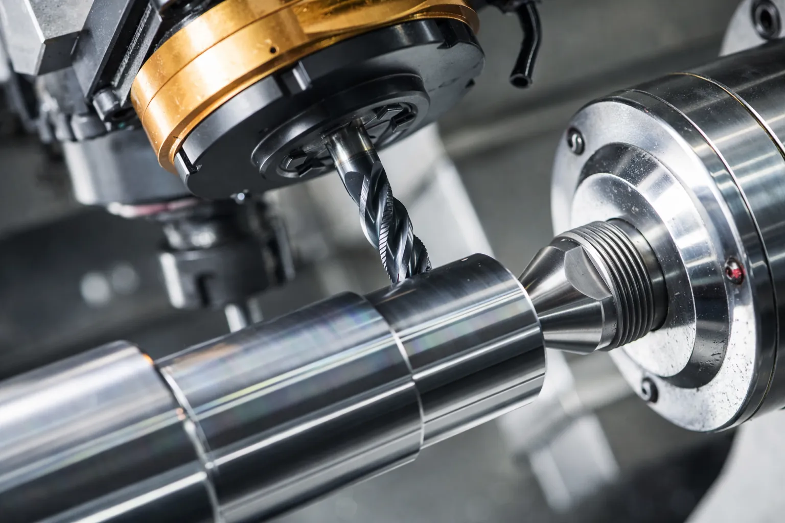 Diferentes tipos de máquinas CNC incluyendo fresado, torneado y corte láser