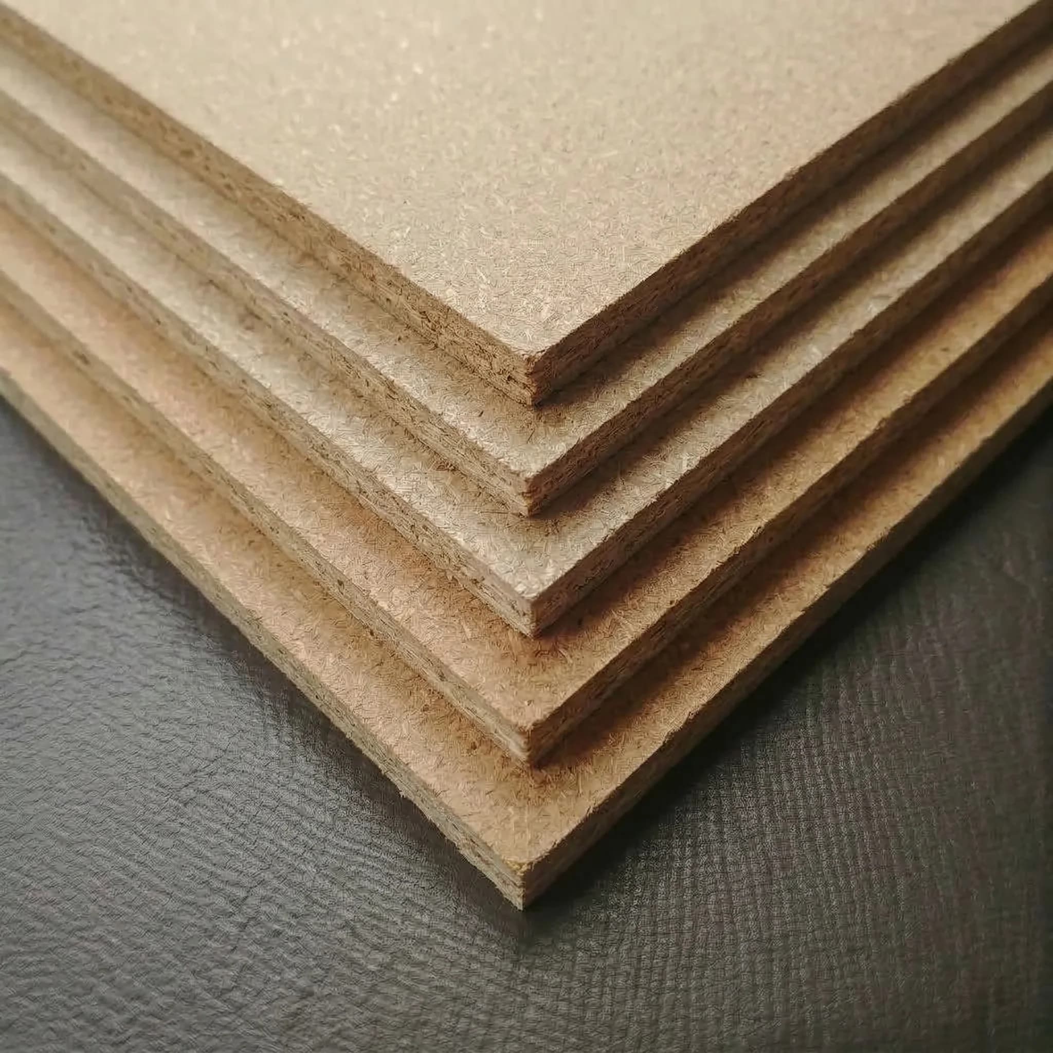 Muestra de material Chipboard para componentes fresados