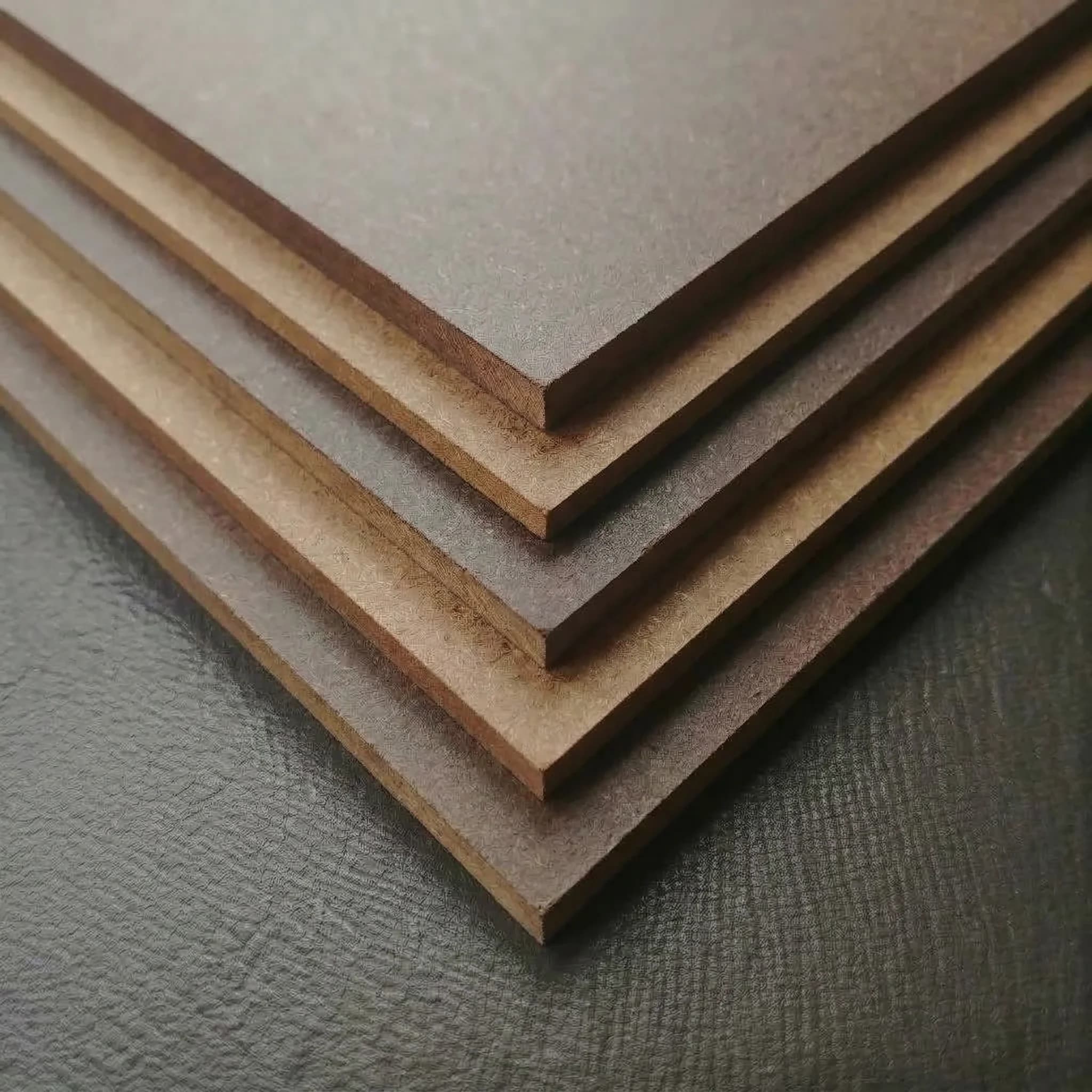 Muestra de material Hardboard para componentes fresados