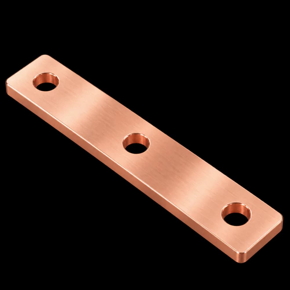 Barra colectora de cobre C110 fresada en CNC con tres barrenos de conexión de Ø10.5 mm