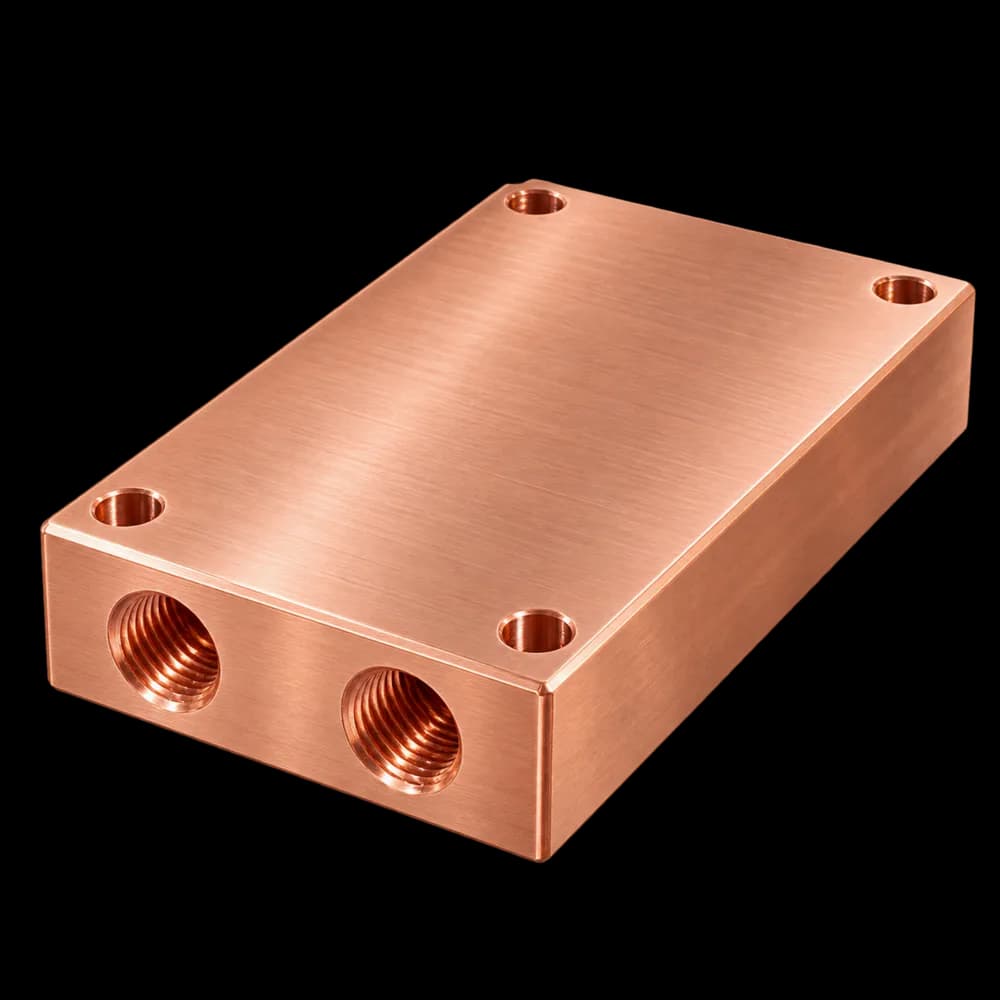 Placa de enfriamiento de cobre C101 fresada en CNC con dos conexiones roscadas de ¼" NPT y cuatro barrenos de sujeción