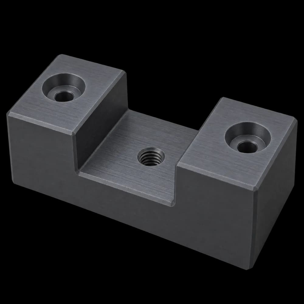 Soporte aislante de PVC gris fresado en CNC con ranura para barra, rosca M8 y dos barrenos de montaje con caja