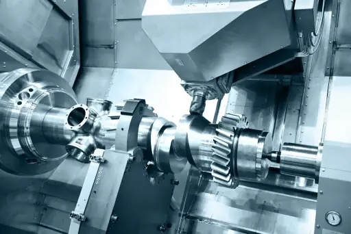 Centro torno-fresa CNC maquinando una pieza con diámetros torneados y planos fresados con herramienta viva