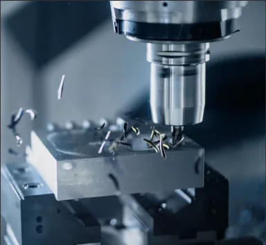 Proceso de fresado CNC de alta precisión produciendo componentes metálicos de tolerancia cerrada